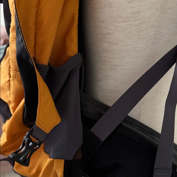 Osprey Stratos backpack,Stratos 24 Airco in an orange and grey colorway. - Picture 7 of 10